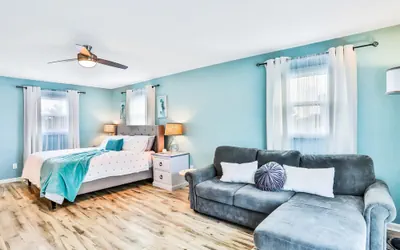 Photo 5 - Sunny Upper Level 1 Block From 2 Beaches W/private Pool, High-speed Wi-fi