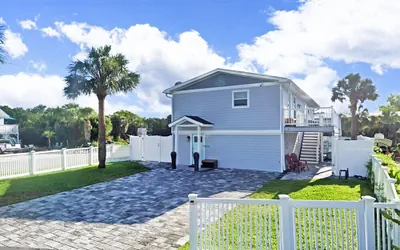 Sunny Upper Level 1 Block From 2 Beaches W/private Pool, High-speed Wi-fi