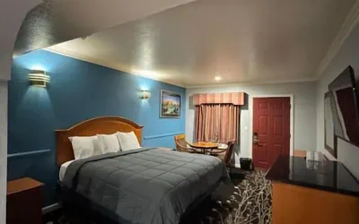 Photo 5 - Sunset inn &Suites