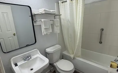 Photo 5 - Best Budget Inn