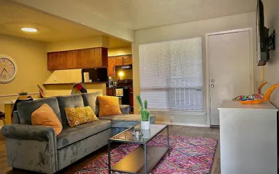 Photo 2 - King Bed,central, Worker-friendly,longstaydiscount