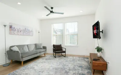 Photo 4 - Modern,a+location,workerfriendly,pool,gym,kingbed