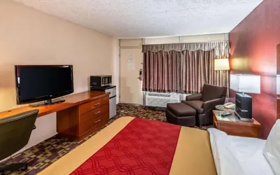Photo 4 - Zanesville Inn