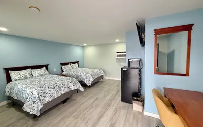 Photo 2 - Deluxe Inn