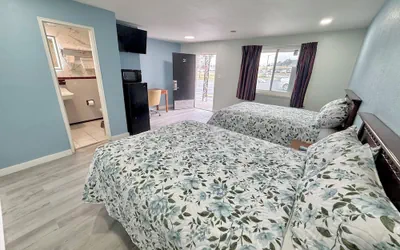 Photo 3 - Deluxe Inn