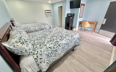Photo 4 - Deluxe Inn