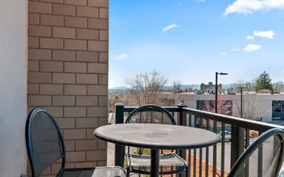 Photo 3 - 2BR Condo w Balcony Free Tix Walk to Downtown
