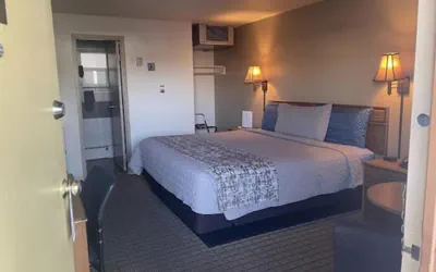 Photo 4 - Economy Inn