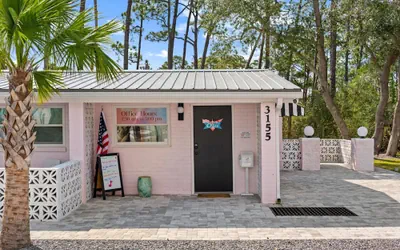 Photo 3 - The Pink Flamingo Boutique Motel