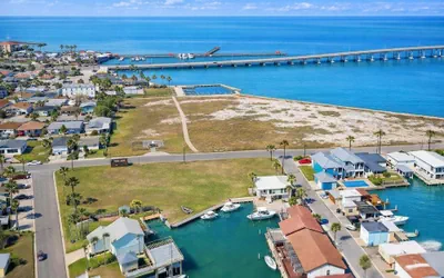 Photo 2 - Channelfront - Dock - Fishing - Bbq - Deck 2 Bedroom Home