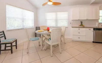 Photo 5 - Steps to Surfers Paradise | Family Beach Condo