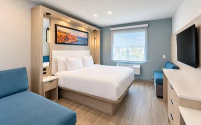 Photo 2 - La Quinta Inn and Suites by Wyndham Torrance Redondo Beach