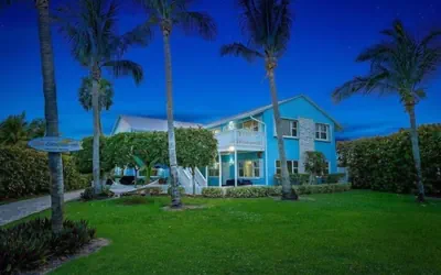Photo 2 - Sunrise Views & Beach Access | BBQ + Free Parking