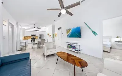 Photo 3 - Sunrise Views & Beach Access | BBQ + Free Parking