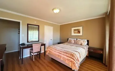 Photo 4 - Royal Inn & Suites