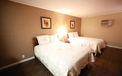 Photo 2 - Royal Inn & Suites