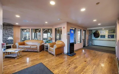Photo 4 - Pinedale Hotel & Suites