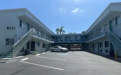 Photo 2 - Super 8 by Wyndham Oceanside Downtown