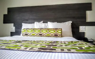 Photo 2 - Jewel City Inn