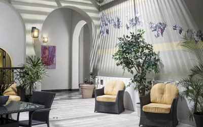 Photo 3 - Decanter Hotel