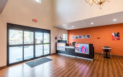 Photo 2 - Motel 6 Jourdanton, TX