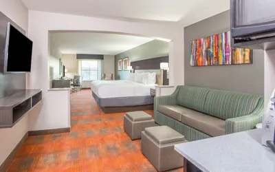 Photo 5 - Holiday Inn Express & Suites Shawnee-Kansas City West by IHG