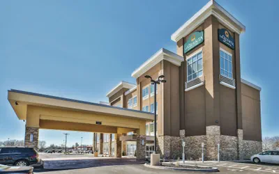 Photo 2 - La Quinta Inn & Suites by Wyndham Niagara Falls
