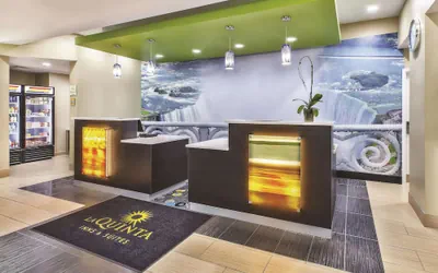 Photo 4 - La Quinta Inn & Suites by Wyndham Niagara Falls
