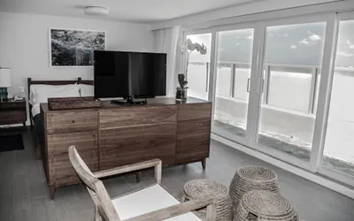 Photo 4 - Tides Inn Hotel