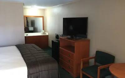 Photo 4 - Budget Inn