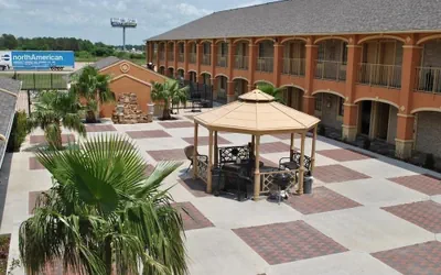 Photo 2 - Executive Inn
