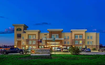 Photo 2 - La Quinta Inn & Suites by Wyndham Luling