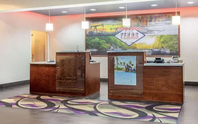 Photo 4 - La Quinta Inn & Suites by Wyndham Luling