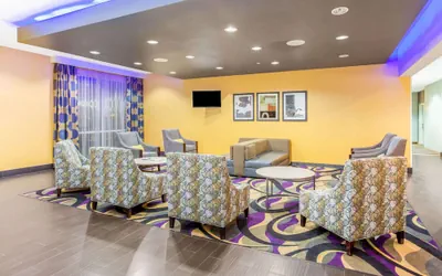 Photo 3 - La Quinta Inn & Suites by Wyndham Luling