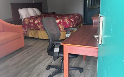 Photo 4 - Hometown inn