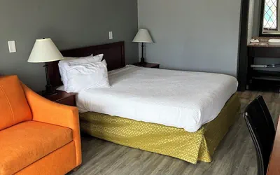 Photo 5 - Hometown inn