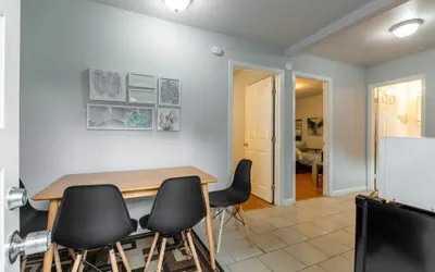 Photo 5 - Marbella Lane - 2BR Guest House Dtwn RWC Pking
