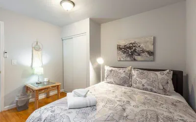 Photo 2 - Marbella Lane - 2BR Guest House Dtwn RWC Pking