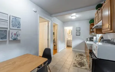 Photo 4 - Marbella Lane - 2BR Guest House Dtwn RWC Pking