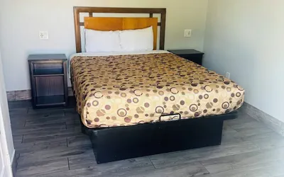 CLOVER MOTEL