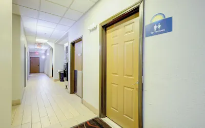 Photo 3 - Saint Joseph Inn & Suites Benton Harbor Near I-94