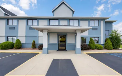 Photo 2 - Saint Joseph Inn & Suites Benton Harbor Near I-94