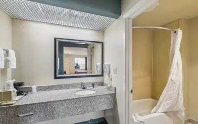 Photo 5 - Hotel Blue Baytown TX