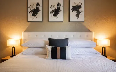 King Suite - 10 min to Ft Moore