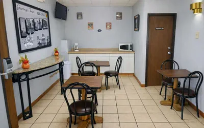 Photo 4 - ALGONA INN