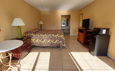 Photo 4 - Paramount Lakeside Inn & Suites