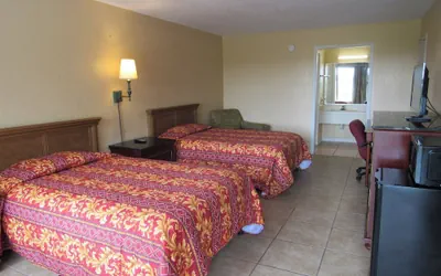 Photo 3 - Paramount Lakeside Inn & Suites