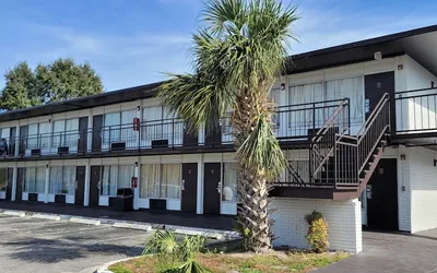 Paramount Lakeside Inn & Suites