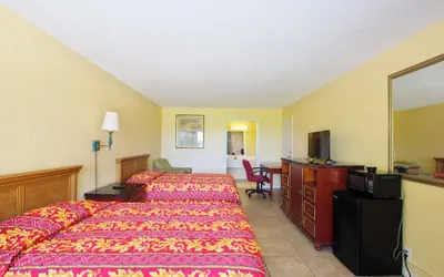 Photo 2 - Paramount Lakeside Inn & Suites