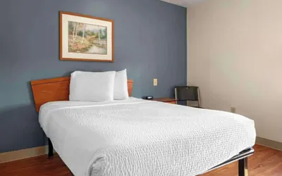 Photo 4 - Motel 6 Suites Cincinnati Sharonville, OH